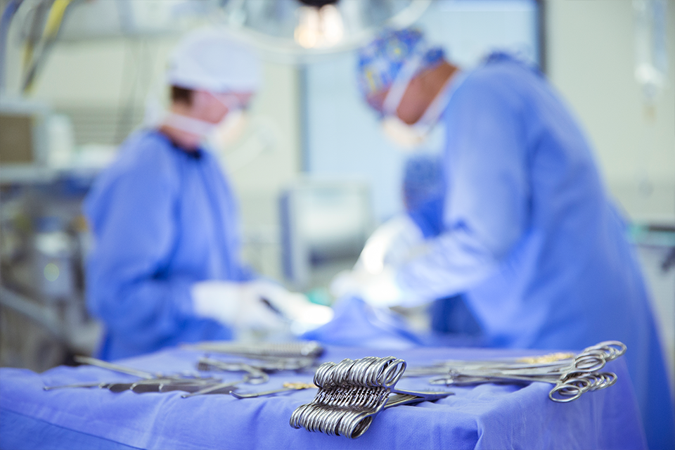 수술실에 스틸로 많든 수술 도구들이 놓여져 있다.