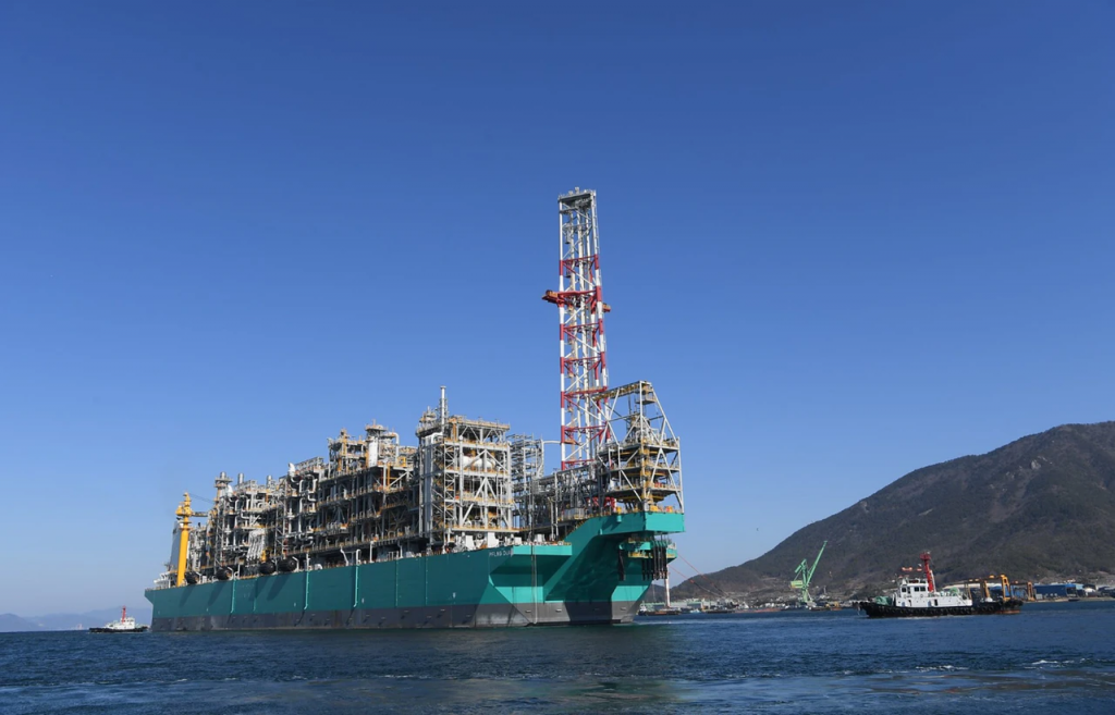 삼성중공업이 건조한 페트로나스社 PFLNG DUA가 지난 2월 건조를 성공적으로 마치고 본격적인 LNG 생산을 위해 해상 가스전 필드로 출항(Sail-away)했다. 