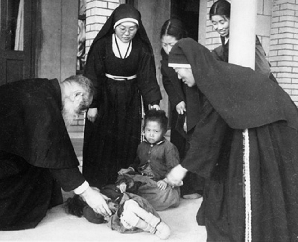 사제관 앞에 버려진 아이들과 이를 케어하는 수녀님들의 모습 