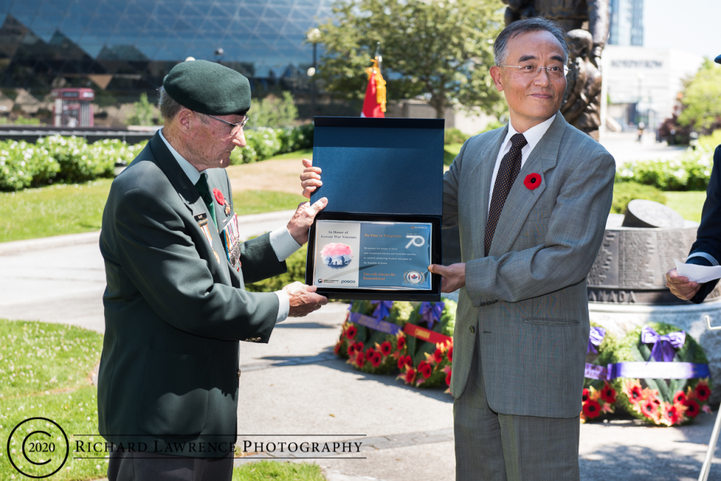 6월 21일 캐나다 오타와컨페더레이션 파크(Confederation Park) 캐나디안 전사자 기념비(Monument to Canadian Fallen)에서 열린 '6·25 발발 70주년 기념 헌화 행사'애서 캐나다 대한민국 대사관 곽범수 대사대리가 참전용사에게 포스코가 제작한 감사패를 전달하고 있다.