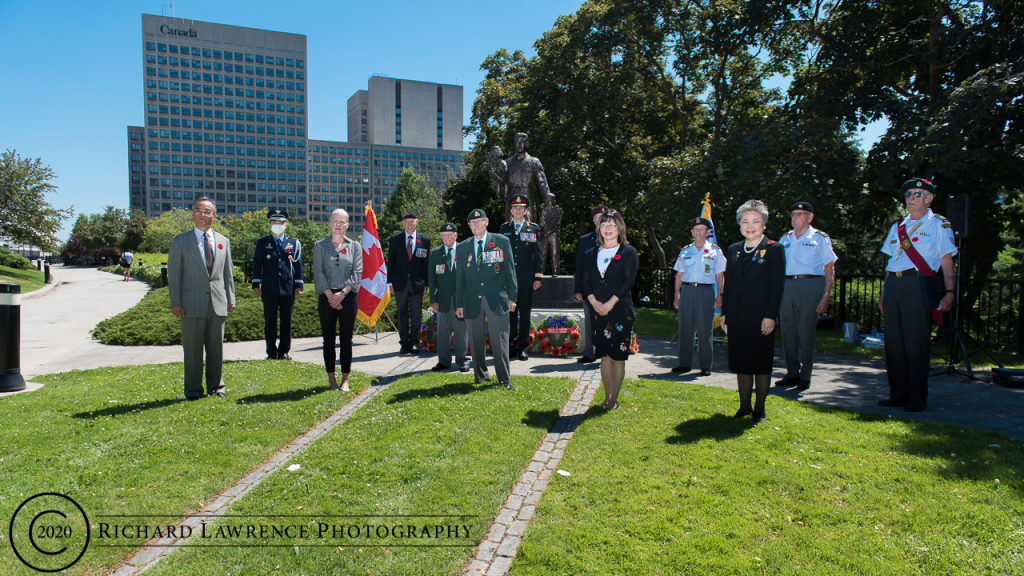 6월 21일 캐나다 오타와 컨페더레이션 파크(Confederation Park) 캐네디언 전사자 기념비(Monument to Canadian Fallen)에서 열린 '6.25 발발 70주년 기념 헌화 행사에 참여한 사람들의 모습