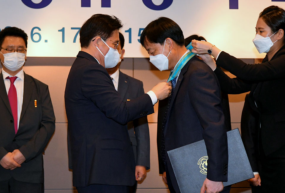 성윤모 산업통상자원부 장관에서 훈장을 수여받는 손병락 상무보의 모습