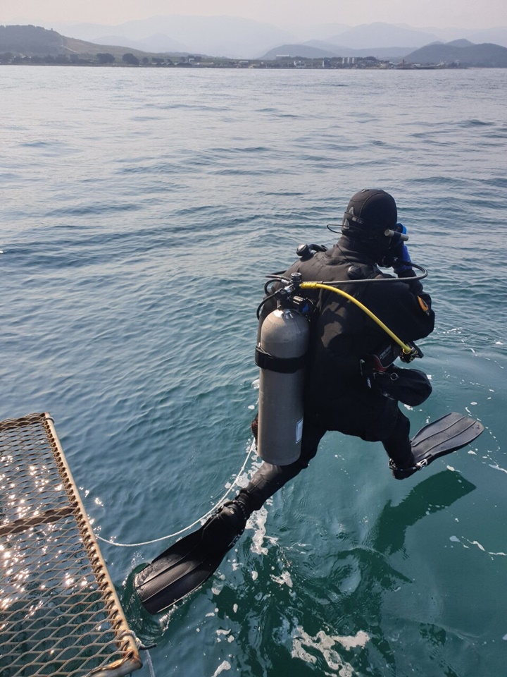 포항제철소 선재부 이예은 대리가 수중 정화 활동을 위해 바다로 뛰어내리는 모습