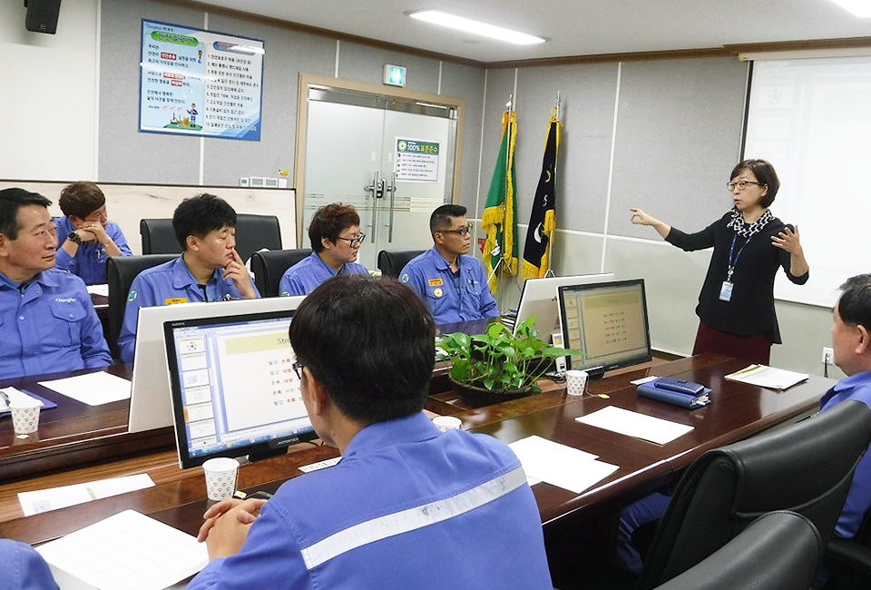 임직원의 정신건강을 위한 심리 교육을 진행 중인 김석미 심리상담사