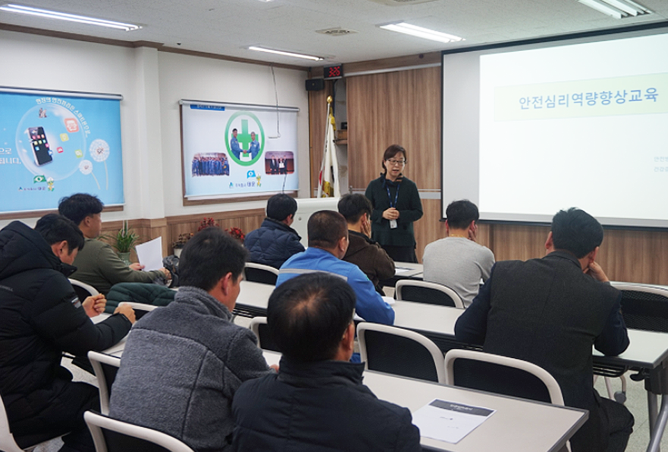 심리 교육을 진행 중인 김석미 심리상담사