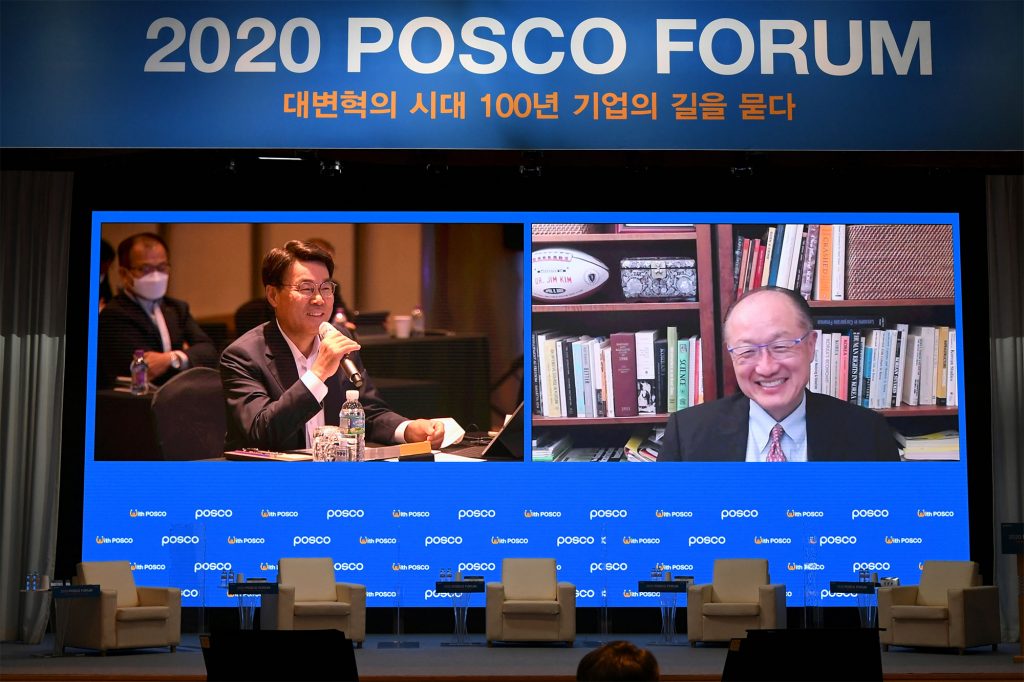 포스코포럼에서 최정우 회장이 기조강연자인 김용 전 세계은행총재와 화상으로 대화하는 모습