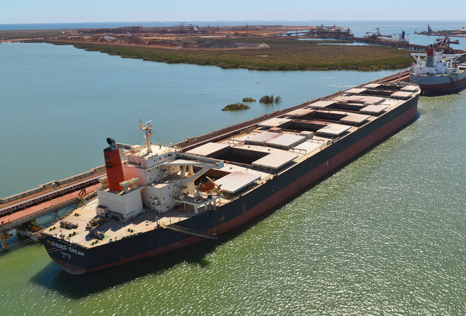 호주 서북부에 위치한 Port Hedland에서 로이힐 철광석을 실은 배가 한국으로 출항할 준비를 하고 있다.