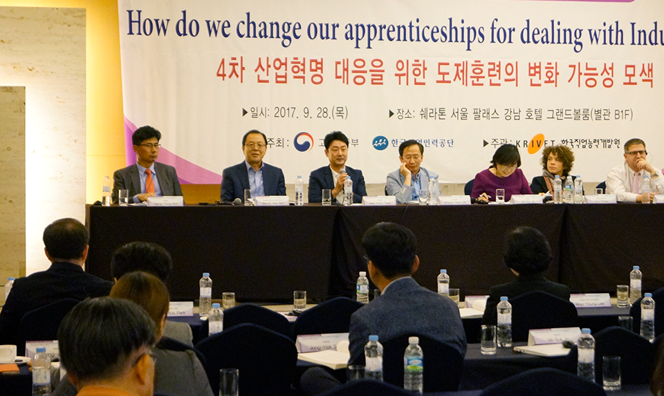 고용노동부와 한국산업인력공단이 주최한 한국형 일학습병행제 정착 컨퍼런스에 참석한 윤좌현 과장 (왼쪽에서 세 번째)