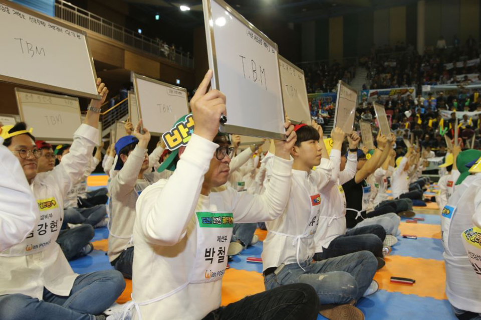 지난해 10월 포항 포스코한마당체육관에서 열린 포스코 ‘제 2회 도전 안전골든벨’에 포스코와 협력사 임직원이 함께 참여해 참여 직원들이 머리위로 답안을 적은 보드판을 들고 있는 모습