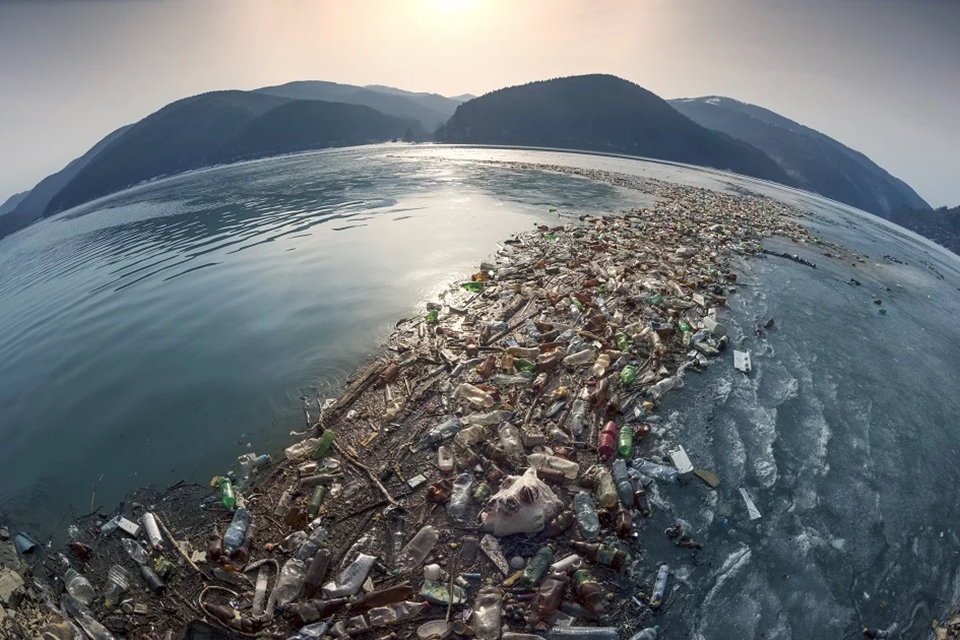 해양 환경을 위협하고 있는 일회용 플라스틱 쓰레기가 남아있는 모습.