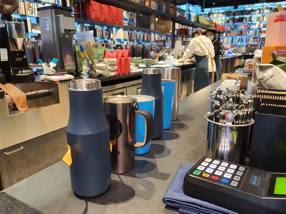 포스코센터 내 커피 매장인 테라로사에 손님들이 가져온 텀블러가 줄을 잇고 있다.