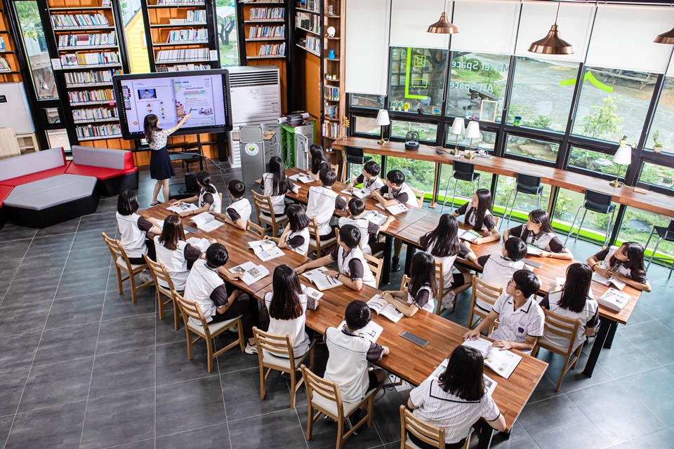 교육상 수상기관인 사천 용남중학교의 수업듣는 모습