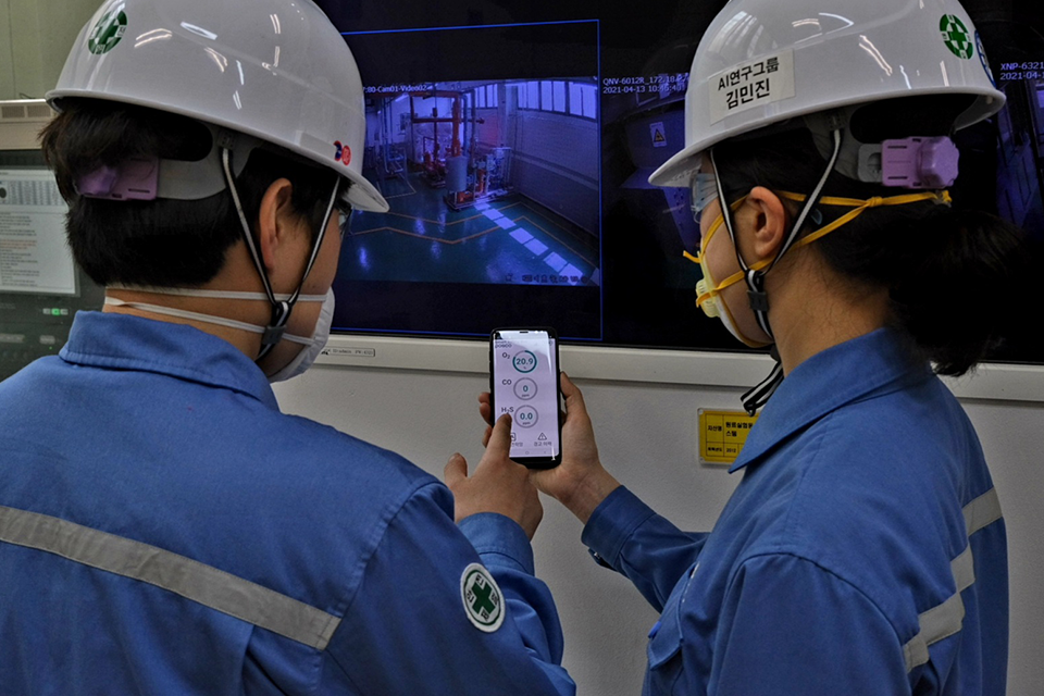 포스코 직원들이 스마트 세이프티 볼과 연계된 휴대폰 앱을 통해 밀폐공간 출입전 가스 농도를 사전 확인하고 있다