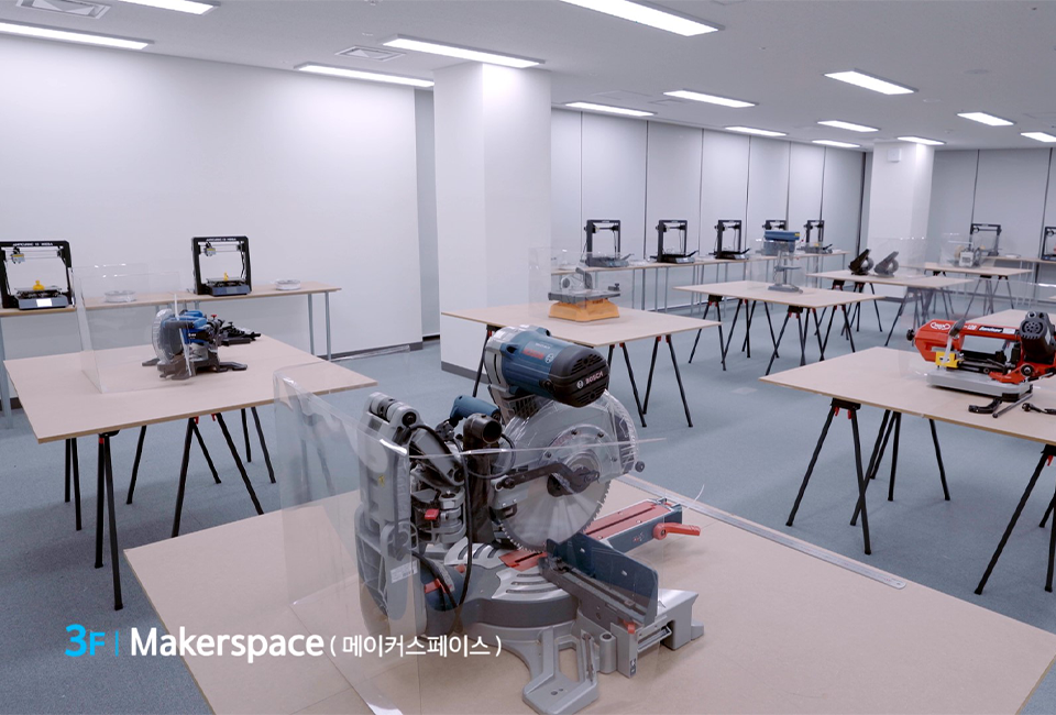 3F MakerSpace(메이커스페이스)에 위치한 작업 공간의 모습. 작업을 위한 기계들이 책상에 놓여져 있다. 