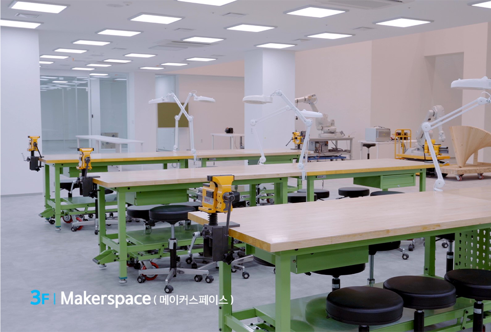 3F MakerSpace(메이커스페이스)에 위치한 작업 공간의 모습. 긴 테이블 3개가 위치해 있다. 