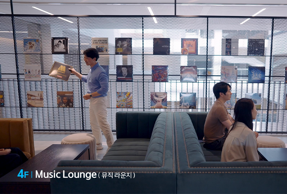 4F Music Lounge(뮤직 라운지) 4층에 위치한 공간에서 한 사람은 LP판을 살피며, 두 명은 소파에 앉아있는 모습.