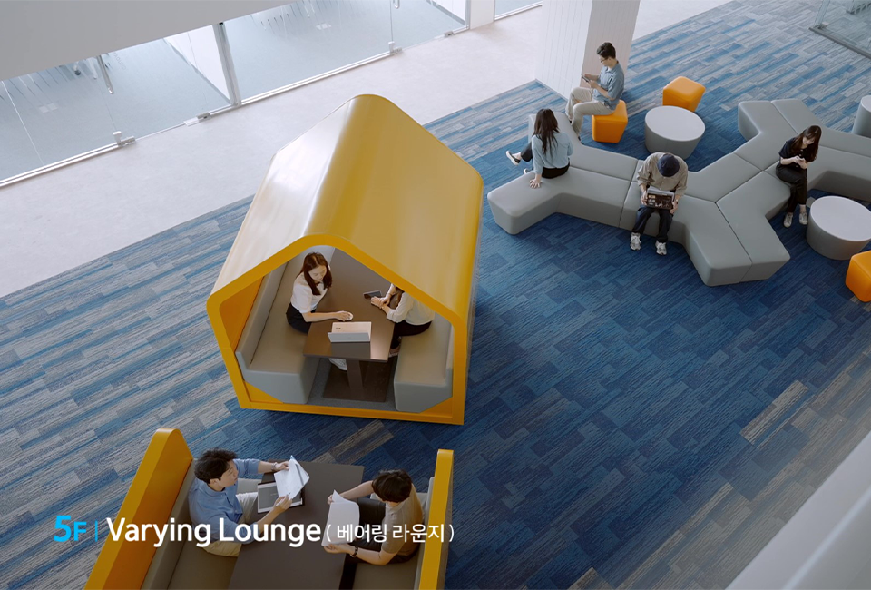 5F Varying Lounge(베어링 라운지)공간을 위에서 바라본 모습으로, 사람들이 라운지에서 시간을 보내는 모습이다. 
