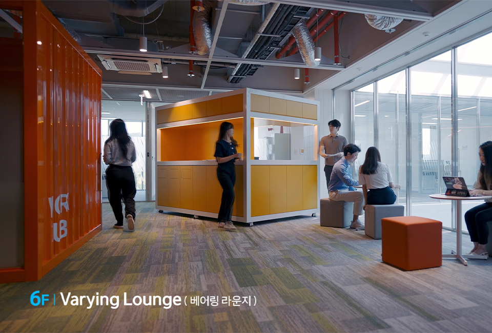 6F Varying Lounge (베어링 라운지) 공간을 정면에서 바라본 모습으로 사람들이 휴식을 취하고 있는 모습이다. 