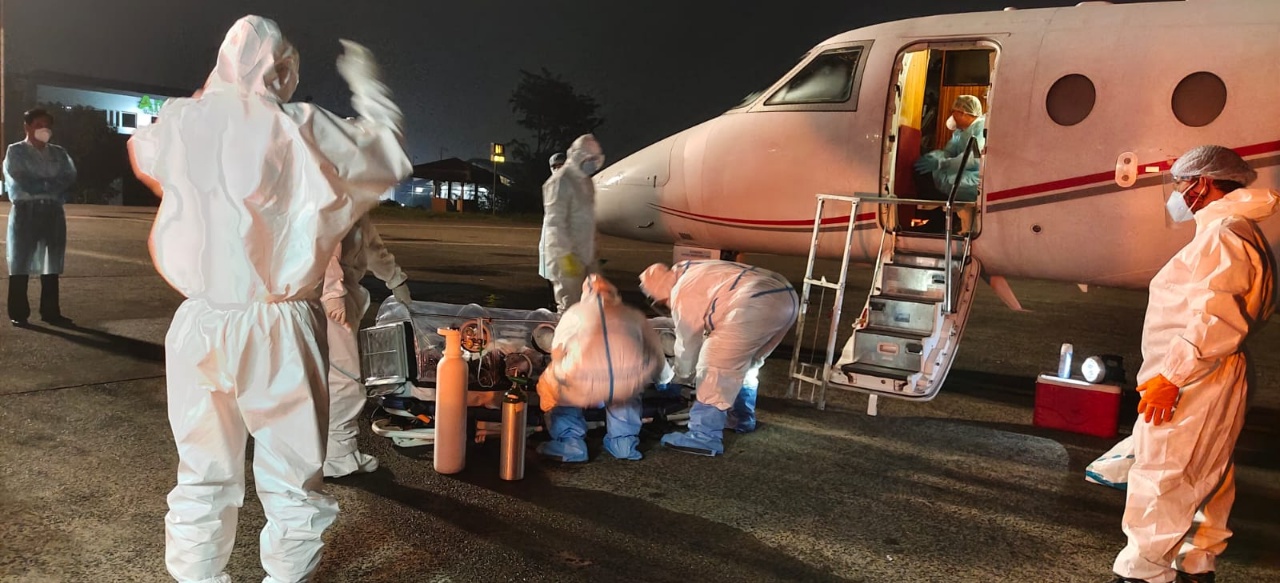 포스코그룹 인도네시아 주재 코로나19 확진 직원이 응급환자 긴급 수송항공기인 에어앰뷸런스에 탑승해 긴급하게 한국으로 후송되고 있는 사진이다. 