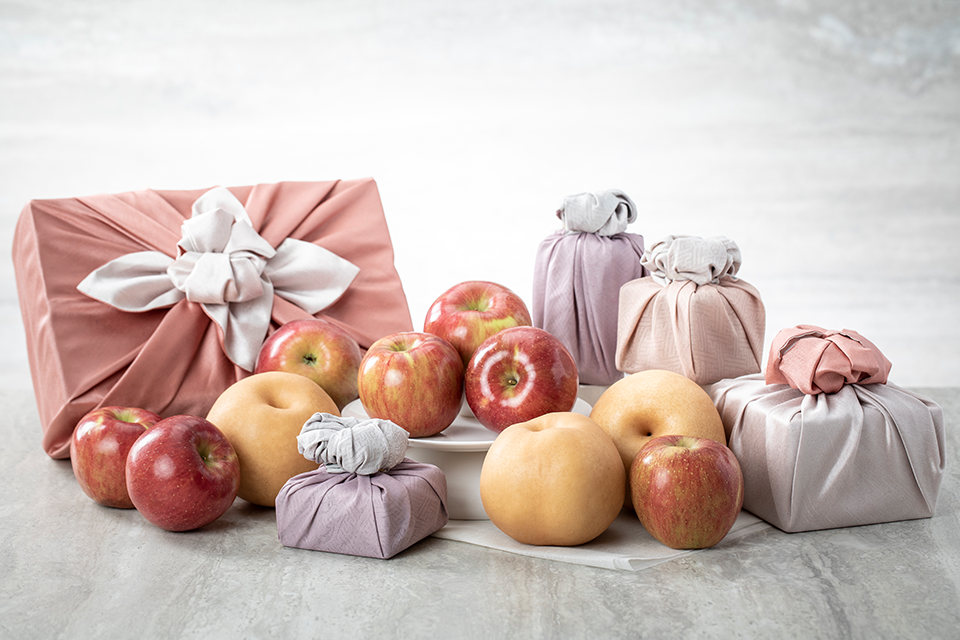 추석선물로 포장된 배와 사과들의 모습이다.