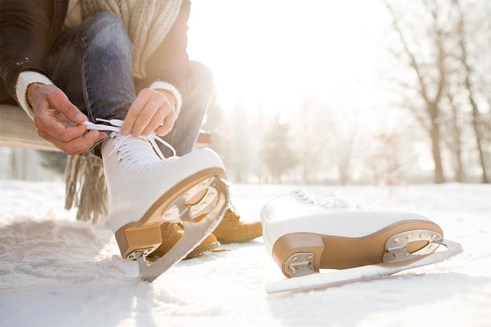 겨울철 빙판에서 스케이트를 신고 있는 모습.