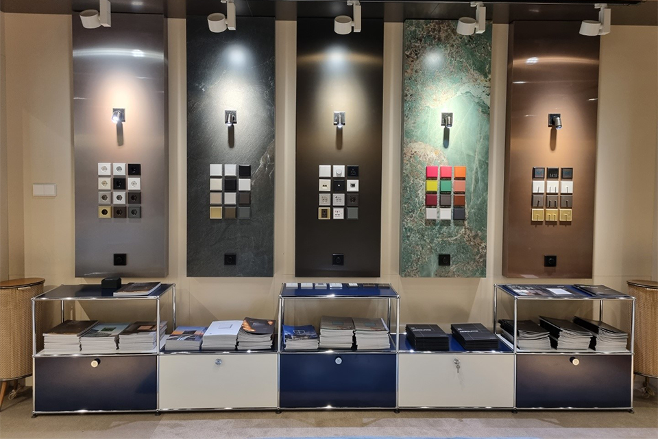 덱스퀘어 제품인 덱스보드와 덱스아트 디자인강판이 전시되어 있는 부스의 모습이다. 