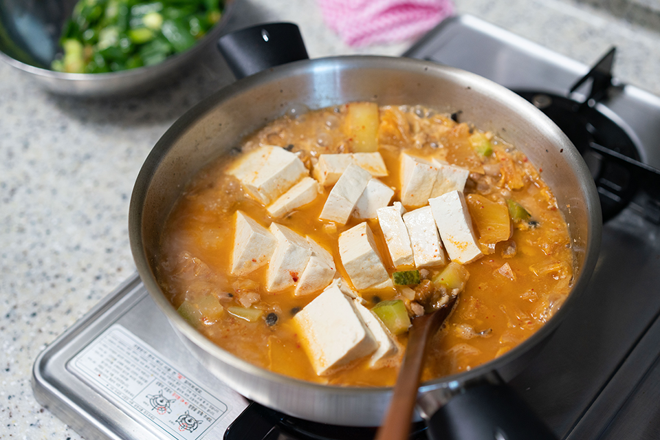 스테인리스 냄비에 끓고있는 된장찌개 사진이다.