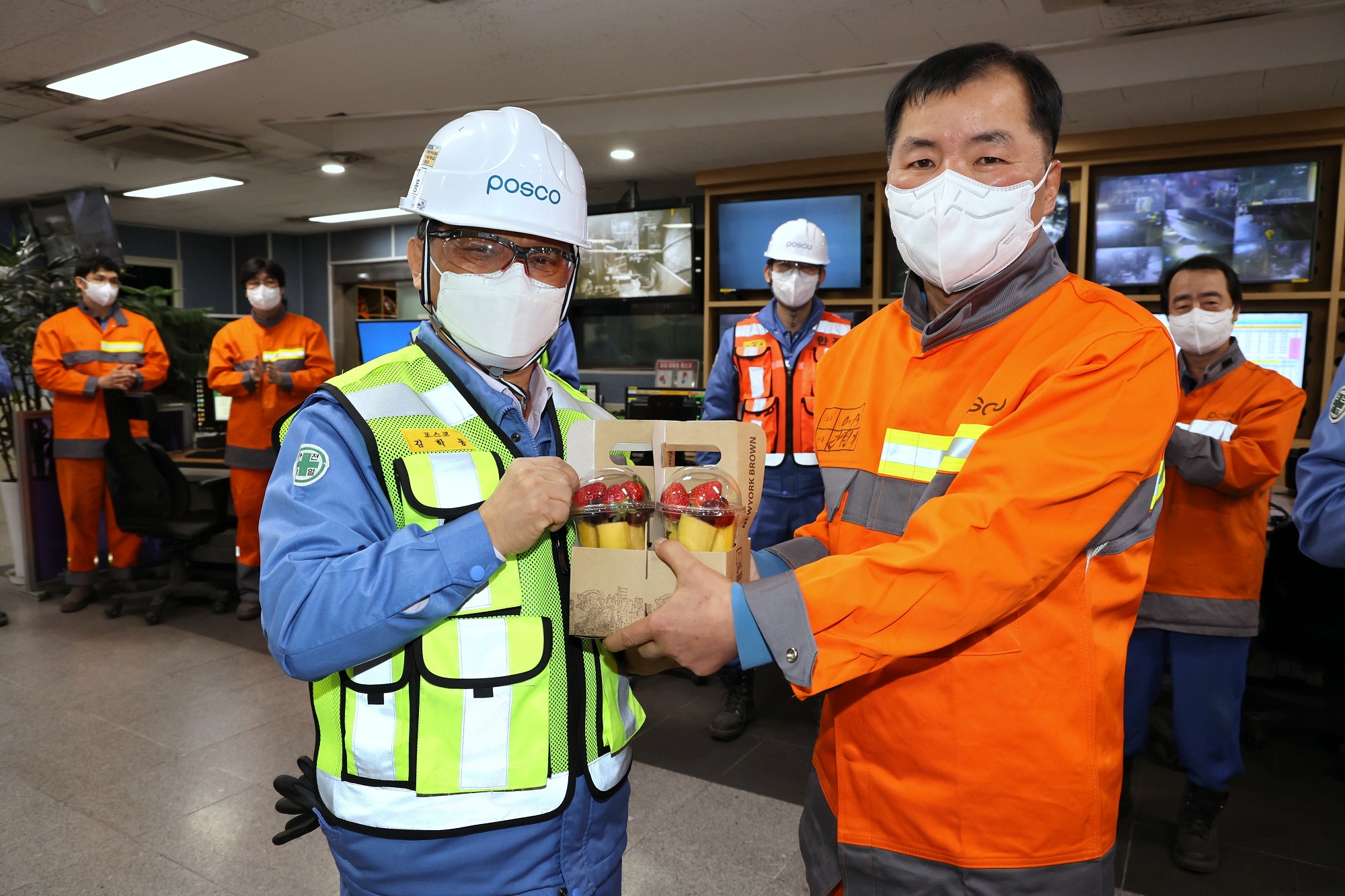 김학동부회장이 3제강공장 직원에게 격려 물품을 전하고(좌측) 이를 직원이 전달받으며(우측) 기념사진을 촬영하는 모습이다. 