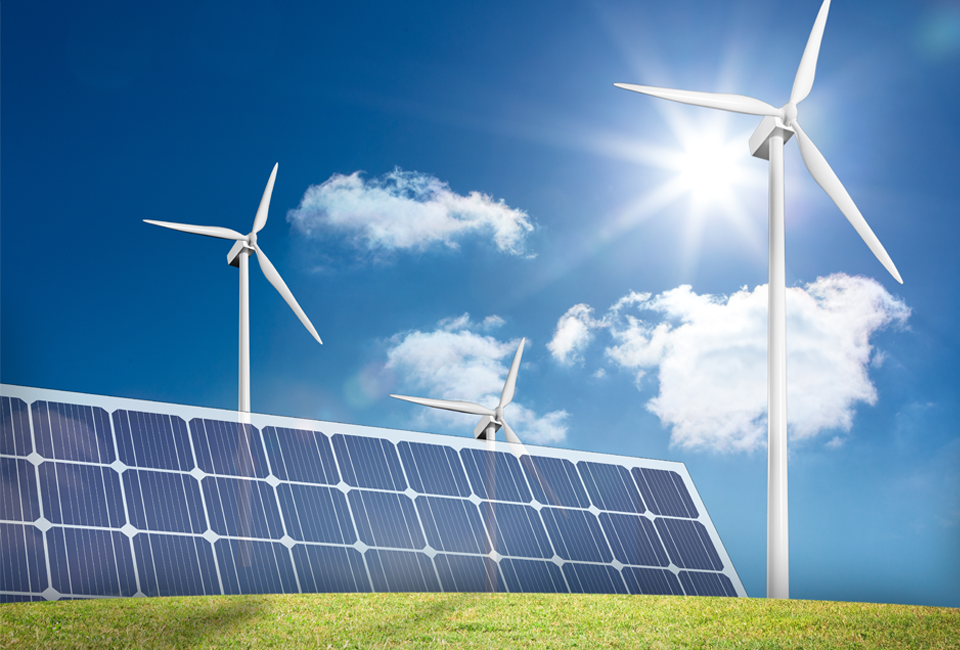 파란 하늘과 초록 들판을 배경으로 태양광 발전기와 풍력 발전기가 함께 나타나 있는 사진이다. 