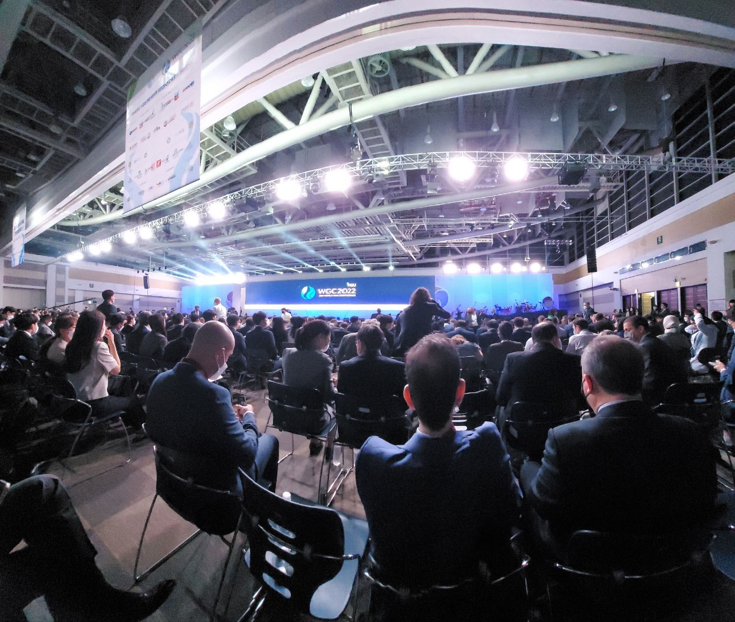 2022 세계가스총회 개회식 무대 및 행사에 참여한 사람들이 앉아있는 모습이다