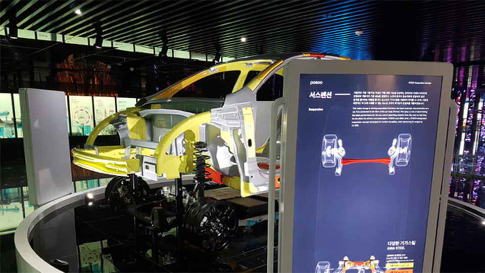노란색의 기가스틸이 적용된 전기차 모델의 모양이다.