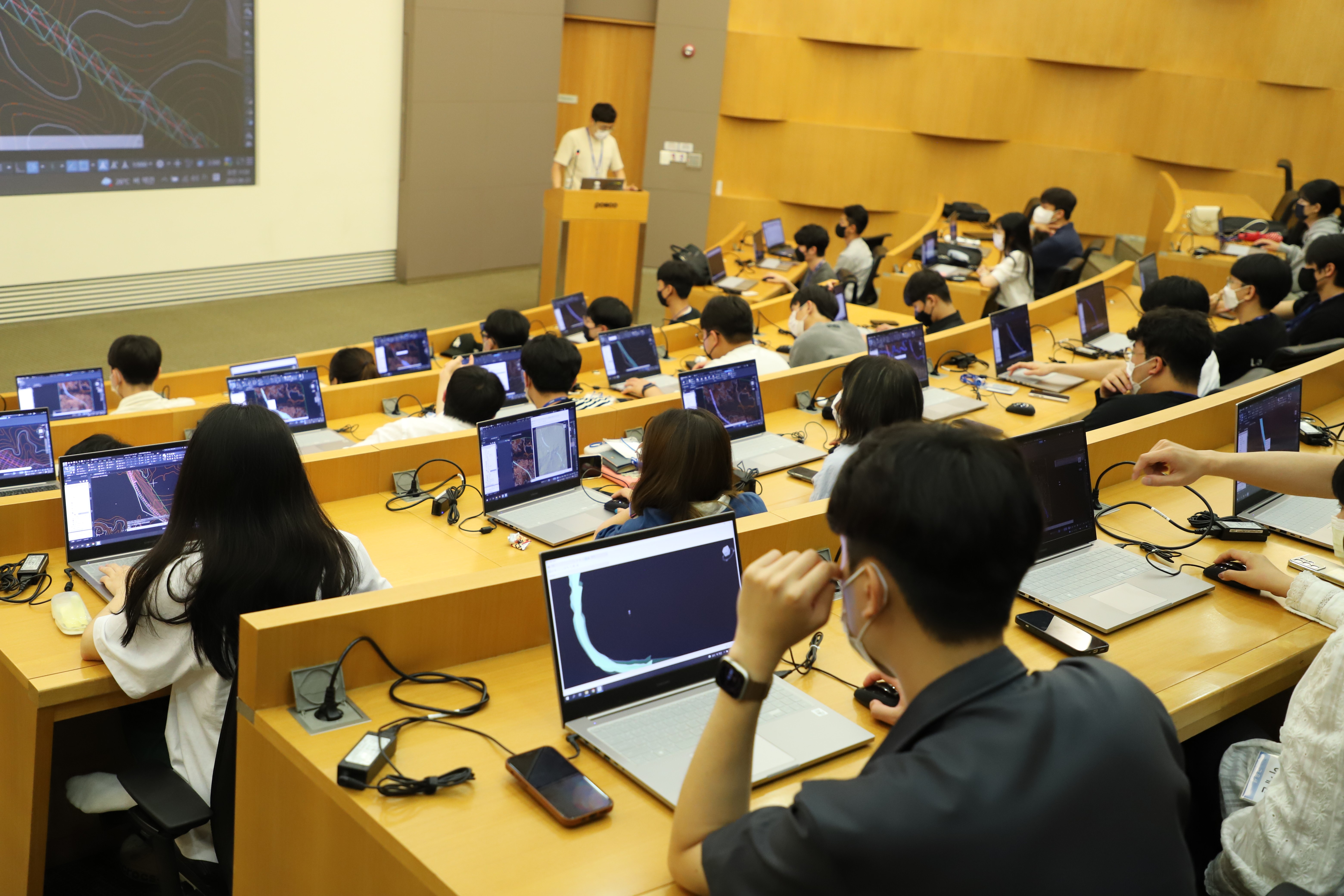 인천대, 인하대 학생 총 50명이 내부 강의실에 모여 노트북을 가지고 상반기 교육을 듣고 있다.