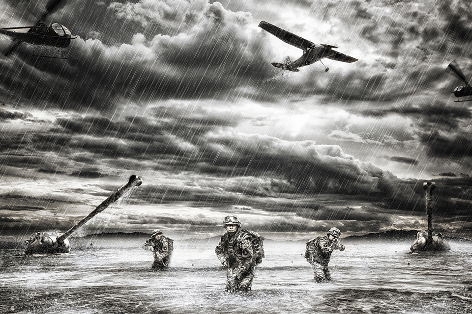 비오는 날 전쟁터 속 바다 한가운데 서있는 군인 세명과 헬기가 위치한 흑백사진