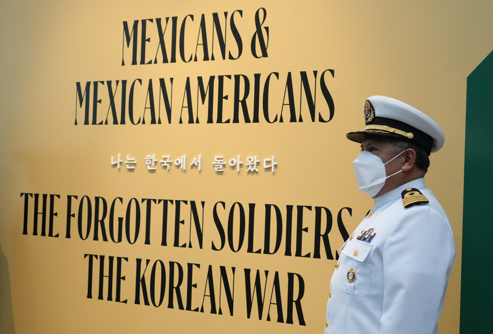 mexicans&mexican americans 나는 한국에서 돌아왔다. the forgotten soldiers the korean war 라고 적힌 벽면 옆에 하얀색의 제복을 입고 서있는 참전용사