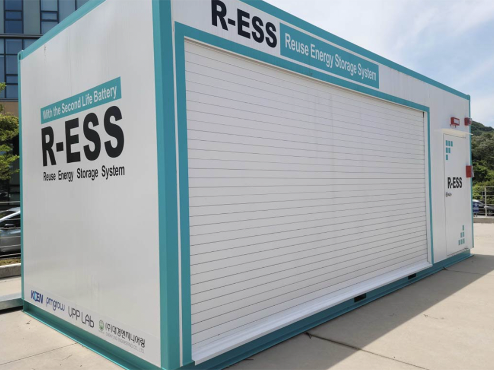 R-ESS Reuse Energy Storage System이라고 쓰여진 희색 컨테이너 모양의 1층 건물 전경이다.