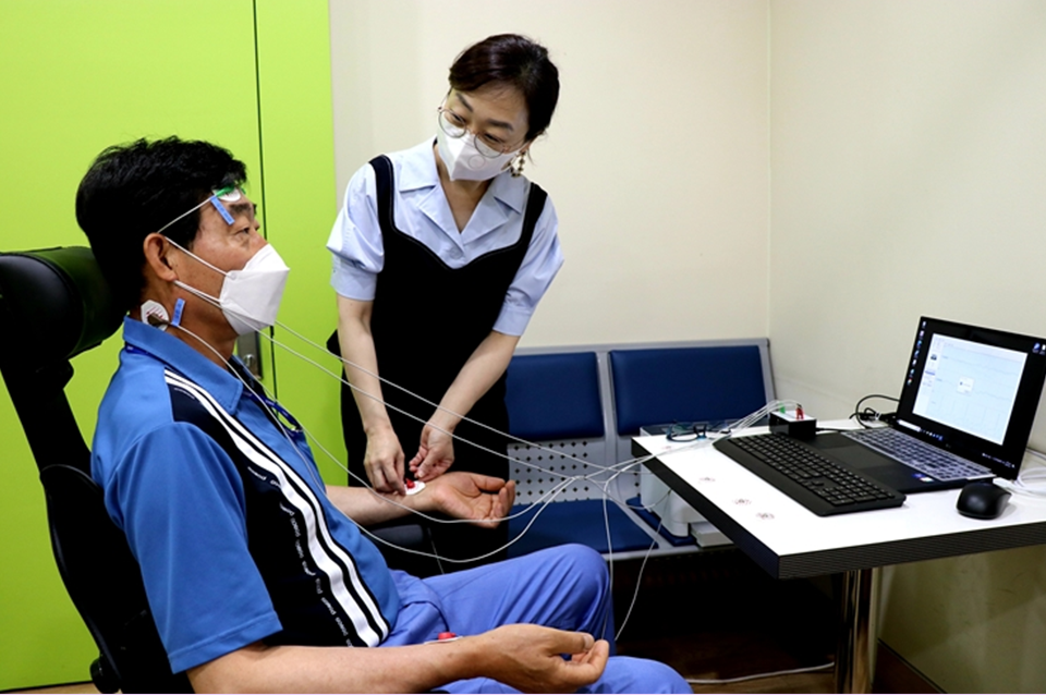 마음챙김센터 休에서 직원이 뇌파검사를 진행하고 있다.