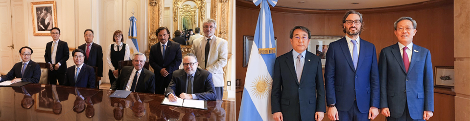 왼쪽은 회의실에서 국내외 사람들이 정장을 입고서 기념촬영을 하고 있는 사진이며, 오른쪽은 아르헨티나 국기 옆에 정장입은 남자 세명이 정자세를 취한 채 기념촬영을 하고 있다. 