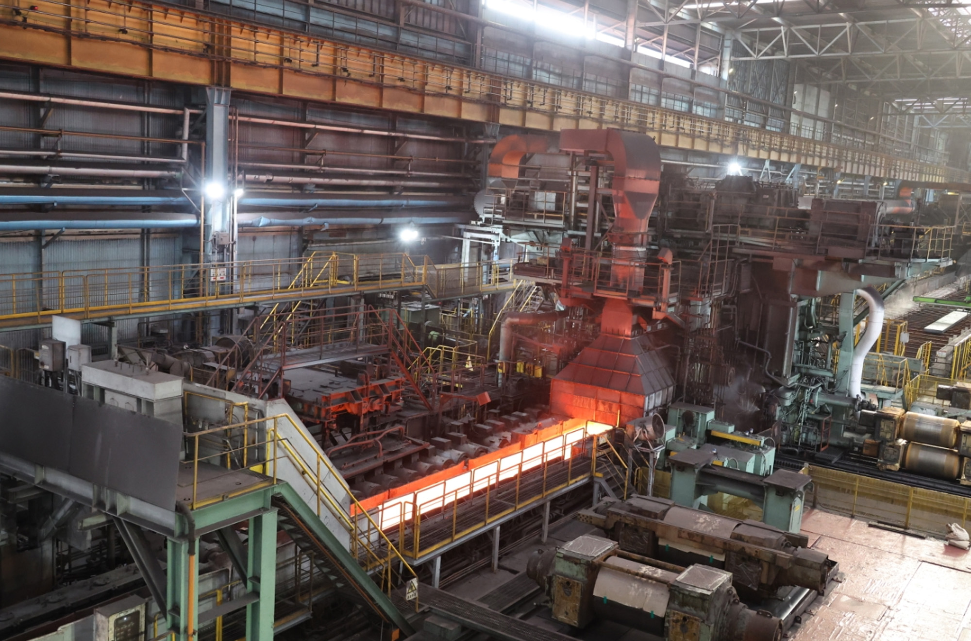 11월 23일 포스코 포항제철소 1열연공장에서 제품이 생산되고 있다.