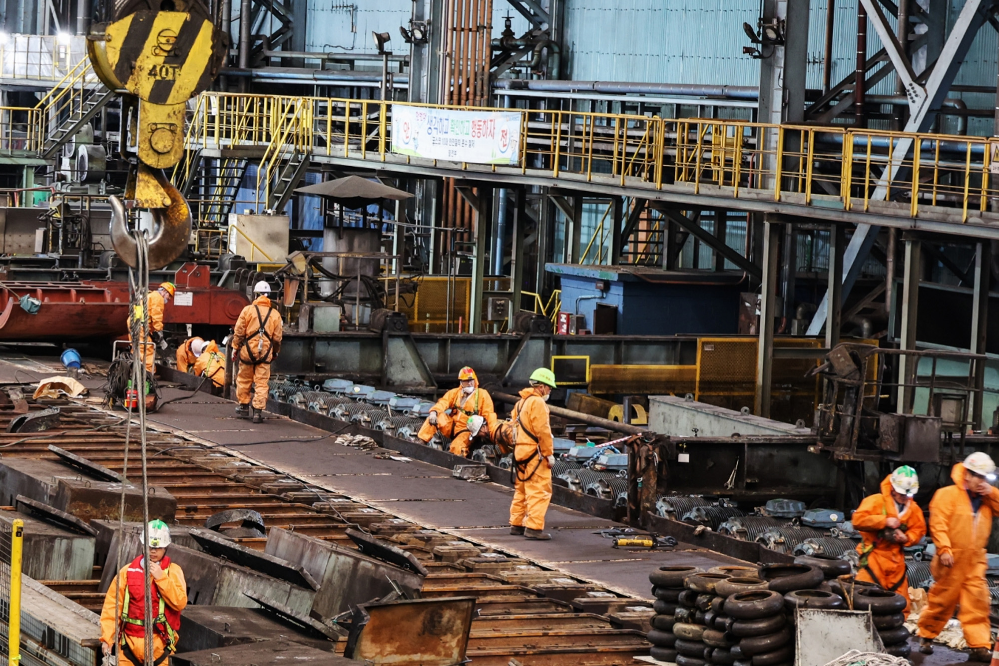 11월 23일 포스코 포항제철소 직원들이 2열연공장 복구작업을 하고 있다. 