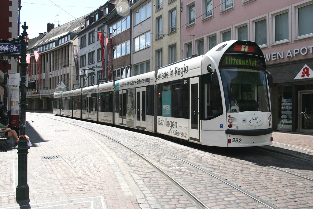 독일 프라이부르크의 트램이 지나다니는 모습이다. 트램은 도로 한복판을 가로지르는 전철처럼 생긴 교통수단이다.