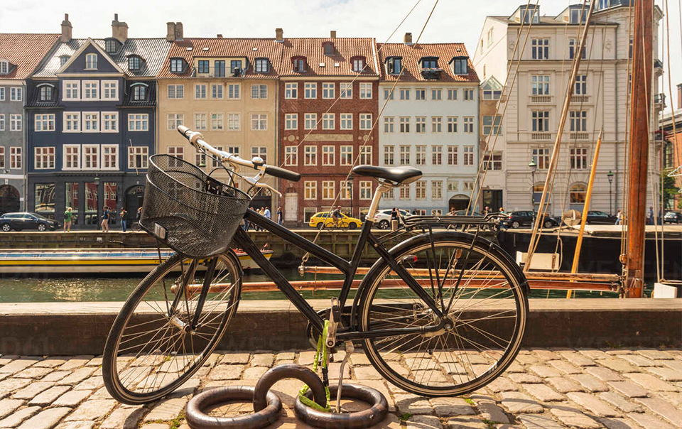 코펜하겐의 모습으로 자전거가 주된 교통수단으로 불릴만큼 자전거를 많이 애용하는 마을의 모습을 볼 수 있다.