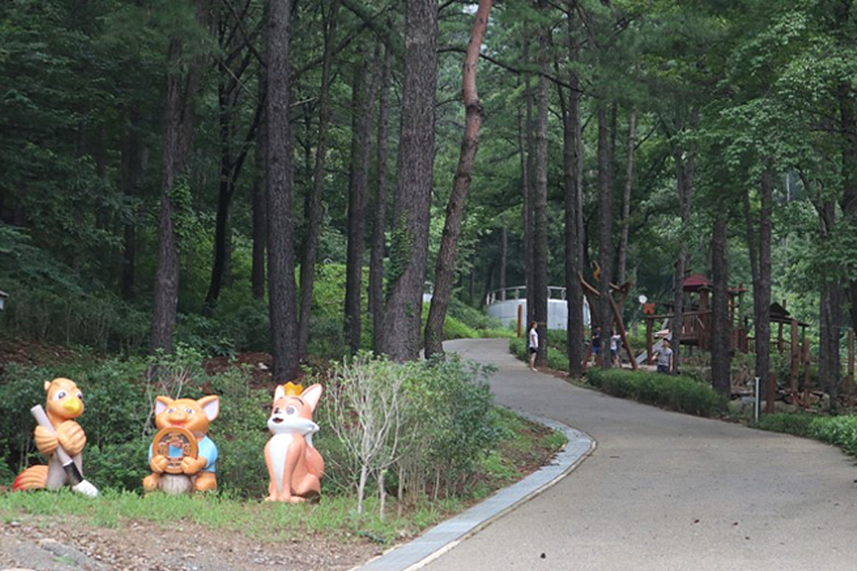 숲을 올라가는 초입을 찍은 사진으로 동물 동상 세개가 나란히 놓여져 있다