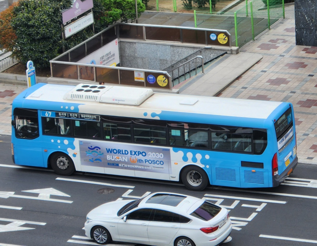 ▲ 부산엑스포 유치 래핑 광고를 부착한 부산 시내버스의 모습이다. 
