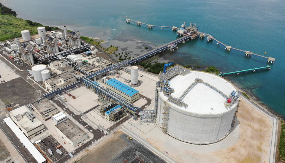 ▲ 포스코이앤씨가 준공한 파나마 ‘최대 복합화력발전소+LNG 터미널’ 전경 사진이다. 푸른 바다 옆으로 둥근 모양의 대형 LNG 저장탱크가 있다. 