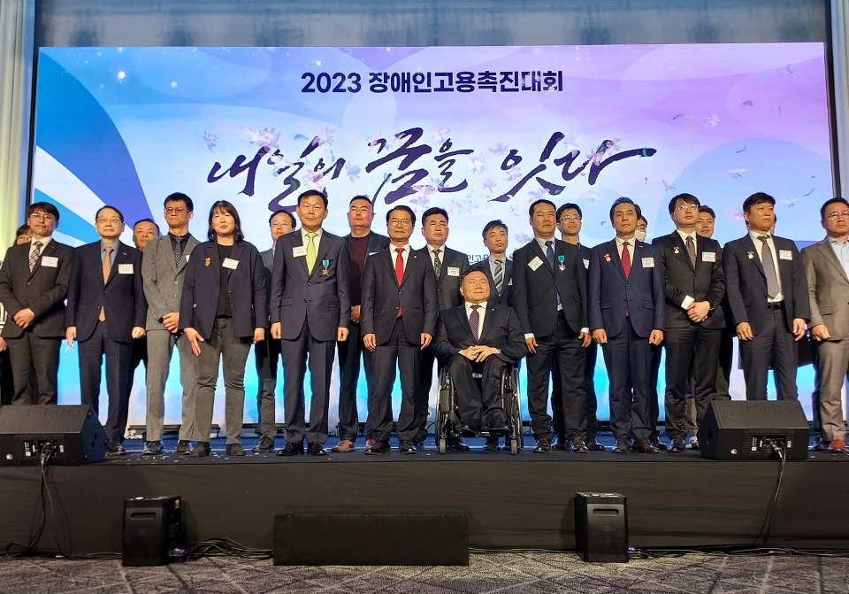 ▲ 포스코휴먼스(사장 김규홍)가 ‘2023년 장애인고용촉진대회’에서 영예의 철탑산업훈장을 수상했다. 수상자들이 다같이 기념촬영을 하는 모습이다