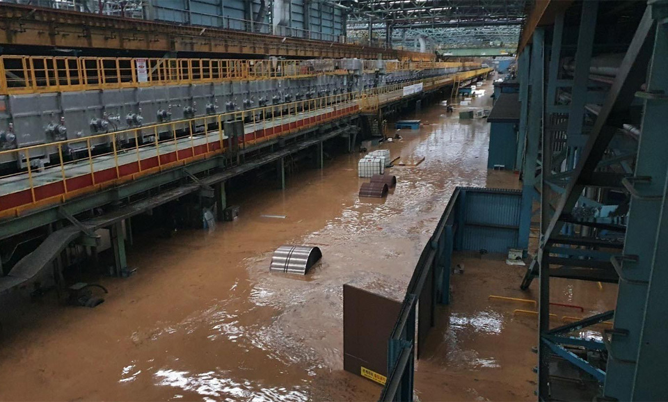 지난해 9월 태풍 힌남노로 인한 냉천 범람으로 물에 잠긴 포항제철소 모습.