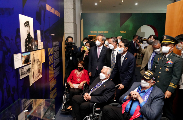 2022년 한국·멕시코 수교 60주년을 맞아 멕시코대사관과 전쟁기념관이 주최한 6·25전쟁 멕시코 참전용사 특별전 ‘나는 한국에서 돌아왔다’를 둘러보고 있는 멕시코 참전용사 방한단. 포스코는 한국-멕시코 수교 60주년을 기념해 6·25전쟁에 참전했던 멕시코 참전용사와 유가족 18명을 한국으로 초청했다.