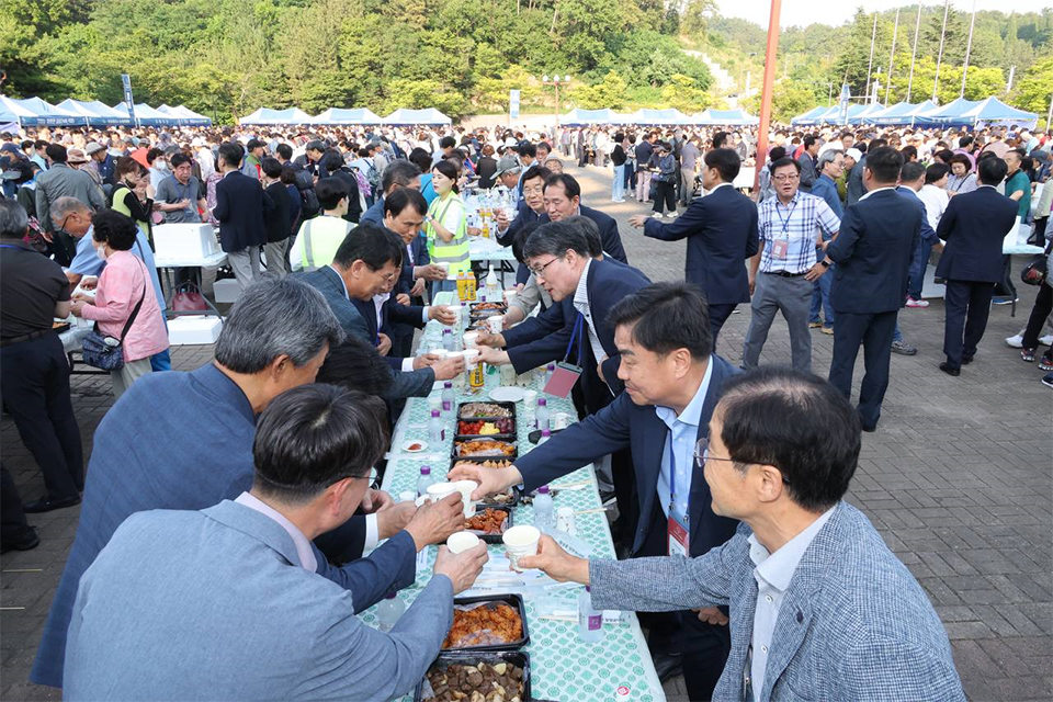 ▲ 포항제철소 퇴직 직원들과 후배 직원들이 맛있는 음식을 함께 나누며 소통의 시간을 보내고 있다.