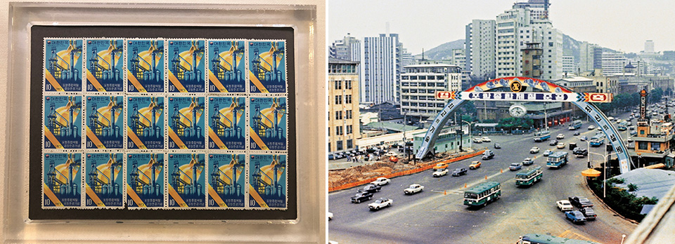  포항제철소 1기 준공 기념우표사진(왼쪽)과 공장준공을 기념해 광화문에 세워진 대형아치 사진