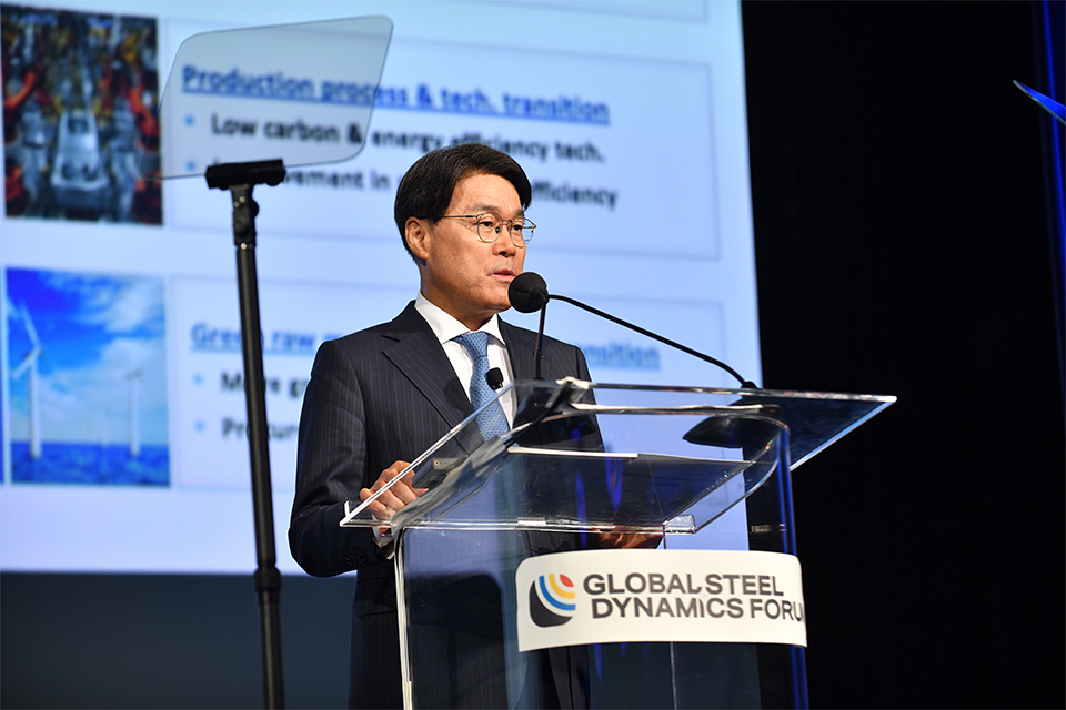 ▲최정우 회장이 27일(현지시간) 미국 뉴욕에서 열린 WSD ‘Global Steel Dynamics Forum’에서 기조연설을 하고 있다.